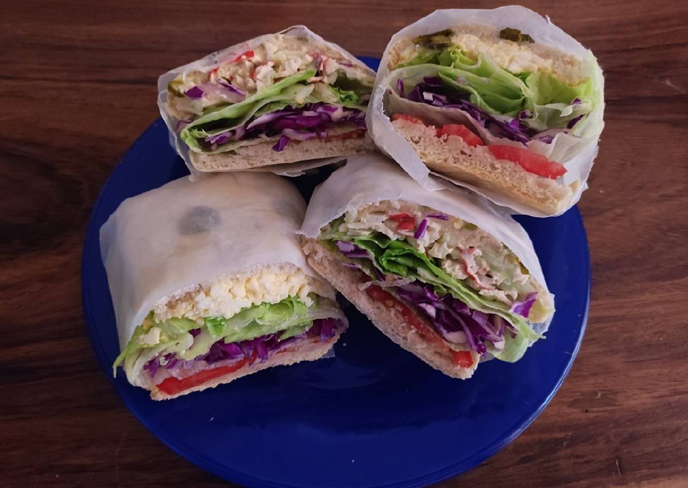 Ciabatta de relleno de surimi y relleno de huevo cocido