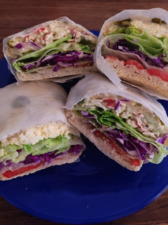 Una foto de Ciabatta de relleno de surimi y relleno de huevo cocido
