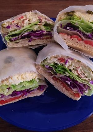Una foto de Ciabatta de relleno de surimi y relleno de huevo cocido
