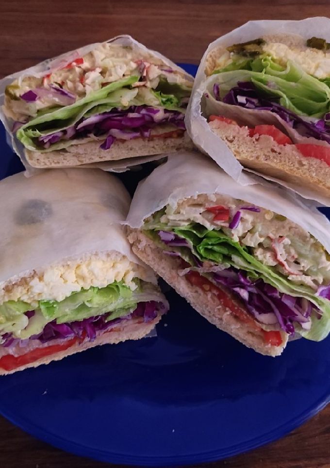 Una foto de Ciabatta de relleno de surimi y relleno de huevo cocido
