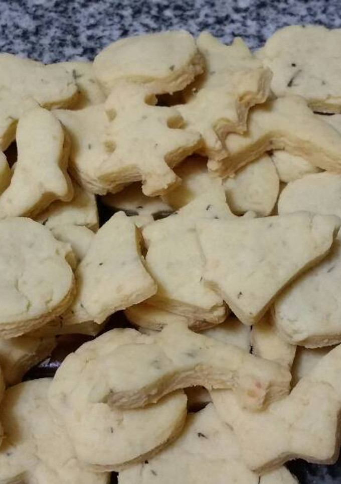 Una foto de Galletas de queso, tomillo y albahaca