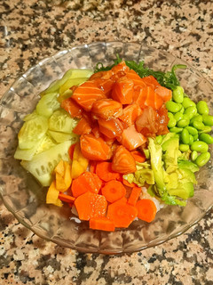 Una foto de Poke de salmón