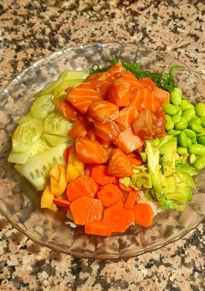 Una foto de Poke de salmón