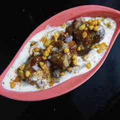A picture of Dahi bhale/dahi bade.