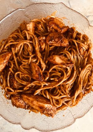 Ketchupos zöldfűszeres csirkemell, spagetti tésztával recept fotója