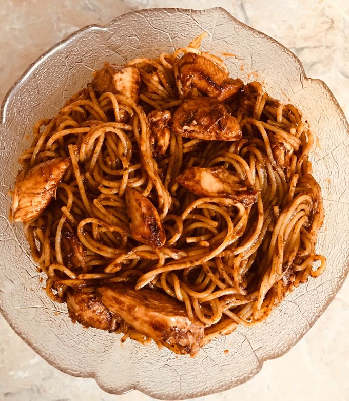 Ketchupos zöldfűszeres csirkemell, spagetti tésztával recept fotója