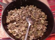 Una foto de berza con carne