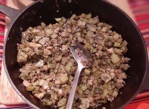 Una foto de Salteado de verduras aromáticas e invernales