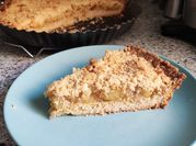 Una foto de tarta crumble de manzana