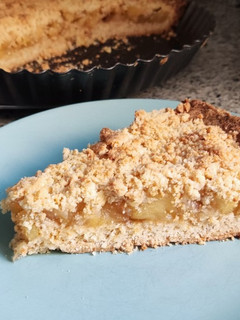 Una foto de Crumble apple pie. Tarta crujiente de manzana