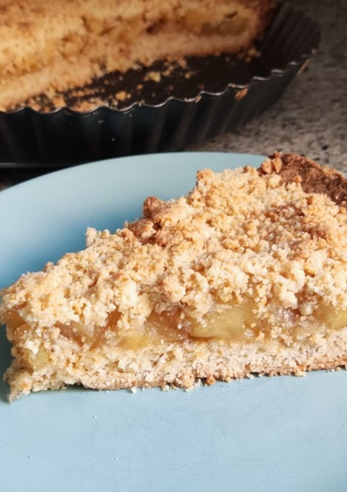 Una foto de Crumble apple pie. Tarta crujiente de manzana