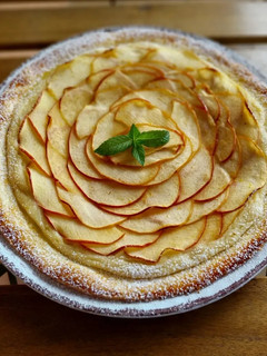 Una foto de Tarta fina de hojaldre, manzana y crema de almendras