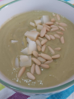 Una foto de Puré de calabacín, puerro y brócoli, con queso a taquitos