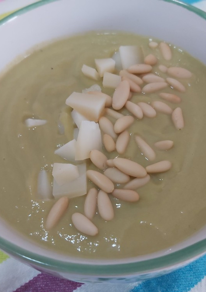 Una foto de Puré de calabacín, puerro y brócoli, con queso a taquitos