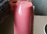 Una foto de batido de frambuesa y leche