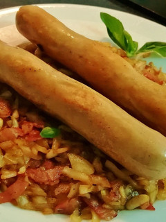 Una foto de Salchicha blanca de Baviera con repollo, bacon y piñones