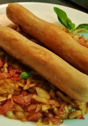 Una foto de Salchicha blanca de Baviera con repollo, bacon y piñones