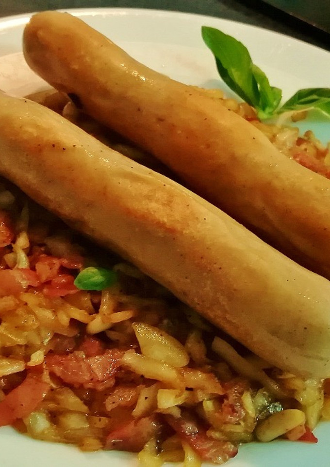Una foto de Salchicha blanca de Baviera con repollo, bacon y piñones