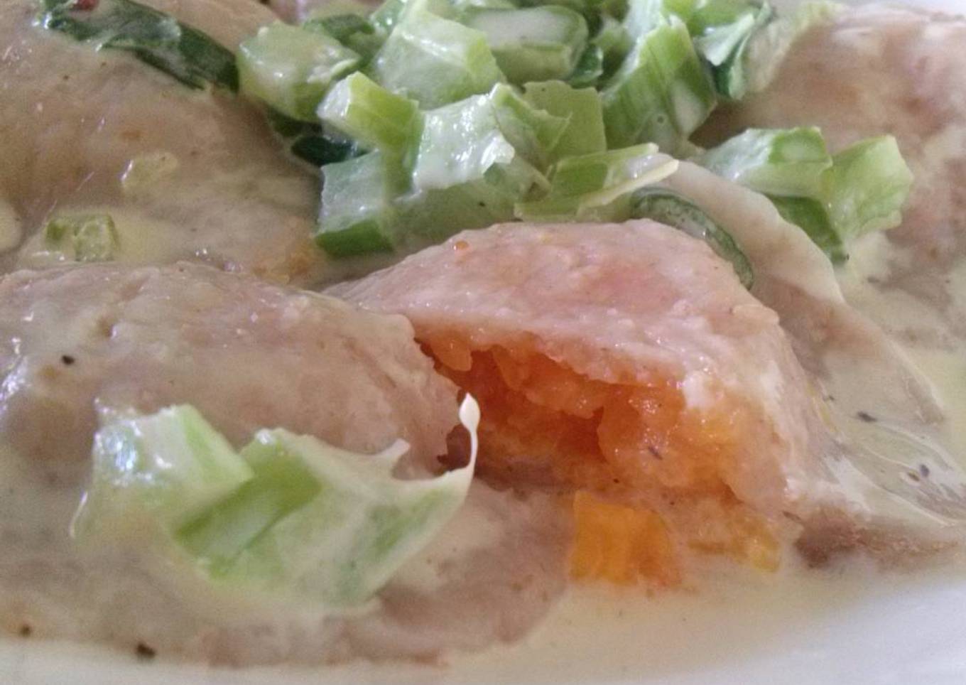 Sorrentinos integrales de calabaza con crema de apio y verdeo