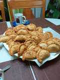 Empanadas de machas con camarones y queso mantecoso