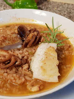 Una foto de Arroz caldoso con Pescado, Pulpitos y Calamar