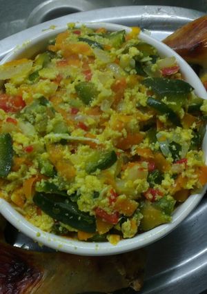 Una foto de Pollo a la Naranja con Miel y Zapallitos Revueltos Tricolor