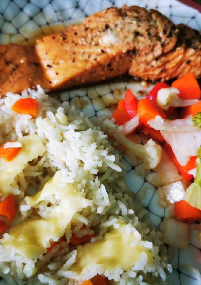 Una foto de Salmón a las finas hierbas y miel
