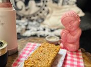 Una foto de budín de zanahoria con aceite de oliva