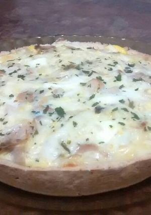 Una foto de Tarta individual de pollo, huevo y queso