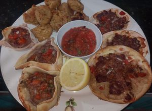 Una foto de Fatay y empanadas árabes abiertas