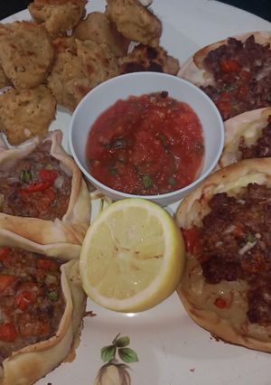 Una foto de Fatay y empanadas árabes abiertas