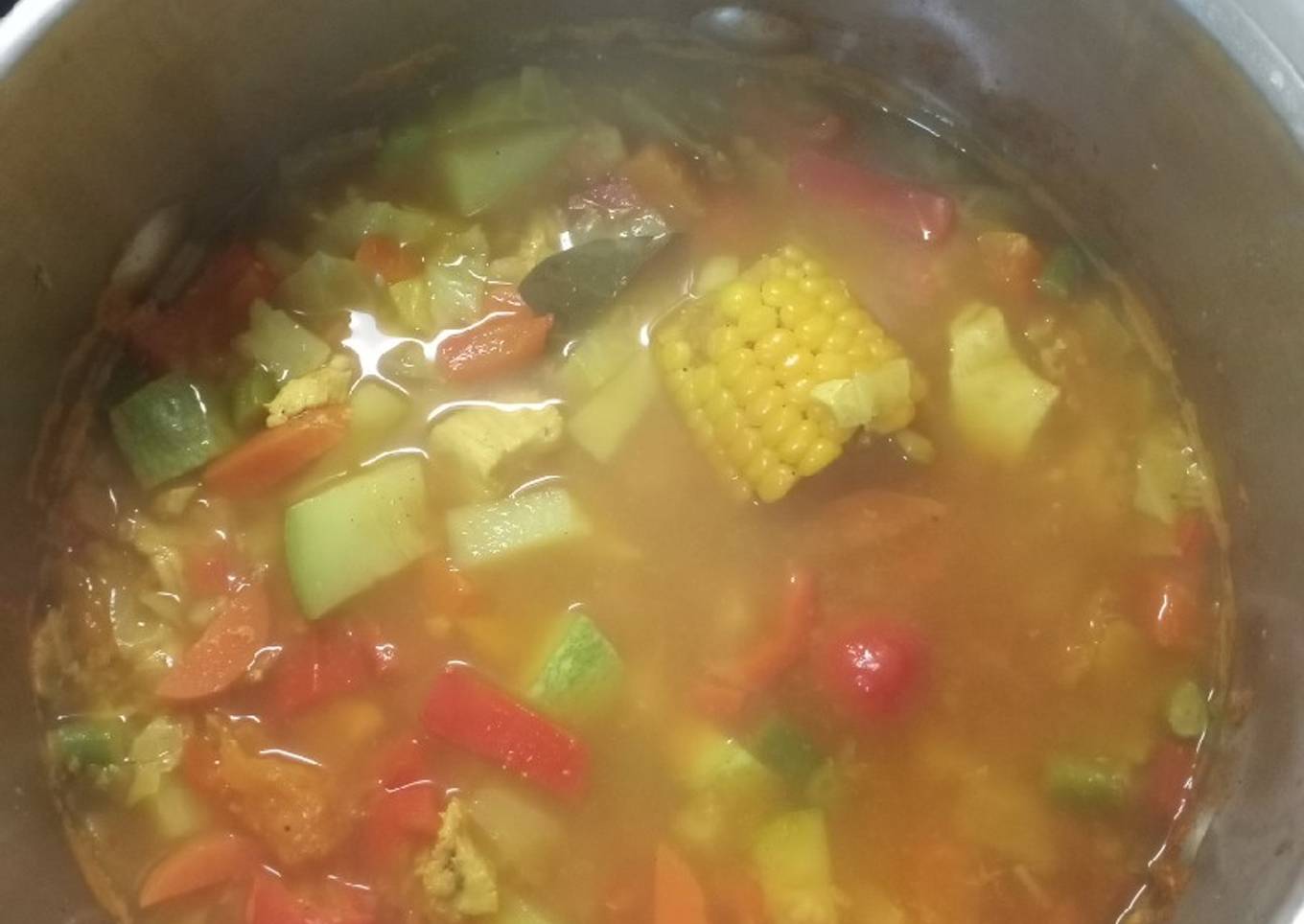 Sopa agripicante de pollo y verduras