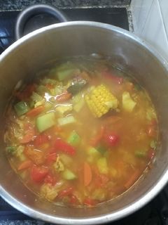 Una foto de Sopa agripicante de pollo y verduras