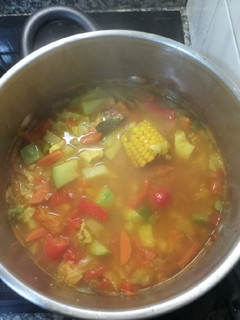 Una foto de Sopa agripicante de pollo y verduras