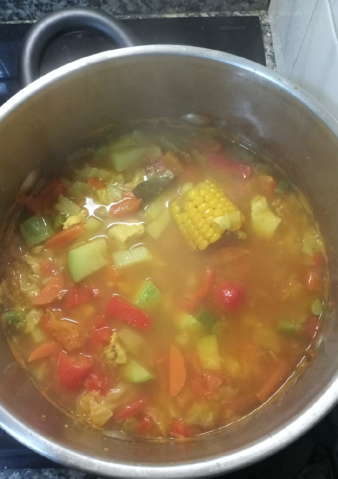Una foto de Sopa agripicante de pollo y verduras