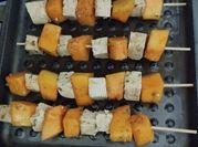 Una foto de brochetas de queso