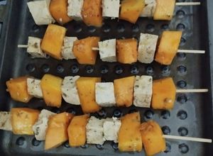 Una foto de Brochetas de Calabaza y Queso Tofu (menú vegano)