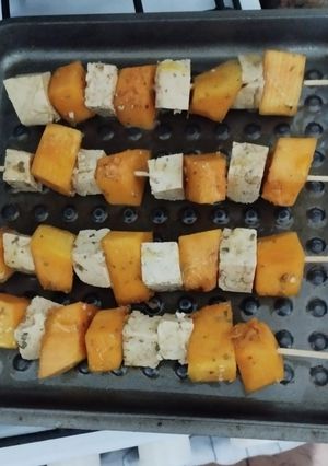 Una foto de Brochetas de Calabaza y Queso Tofu (menú vegano)