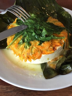 Una foto de Queso fresco tapado con flores de calabaza