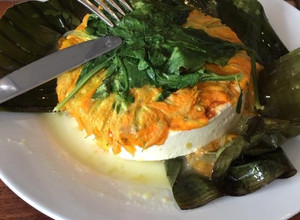 Una foto de Queso fresco tapado con flores de calabaza