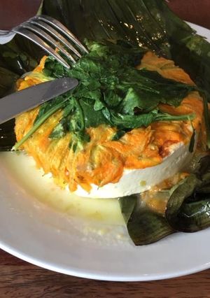 Una foto de Queso fresco tapado con flores de calabaza
