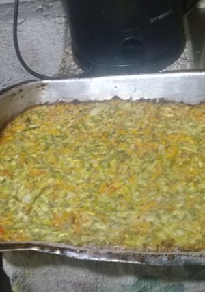 Una foto de Fainá con verduras (zapallitos y zanahorias=