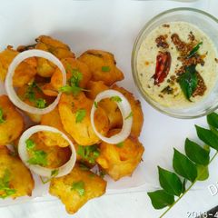 A picture of Mysore onion bonda coconut chutney.