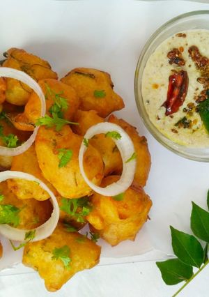 A picture of Mysore onion bonda coconut chutney.