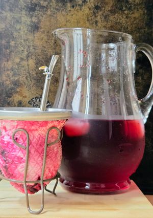 Una foto de Tereré de hibisco endulzado con glicina 🌺 Infusión fresca antinflamatoria de yerba mate e hibiscus