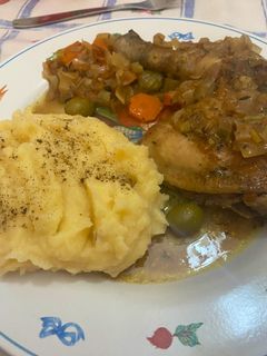 Una foto de Pollo al horno con verduritas y puré de patatas