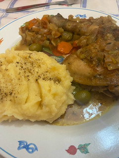 Una foto de Pollo al horno con verduritas y puré de patatas