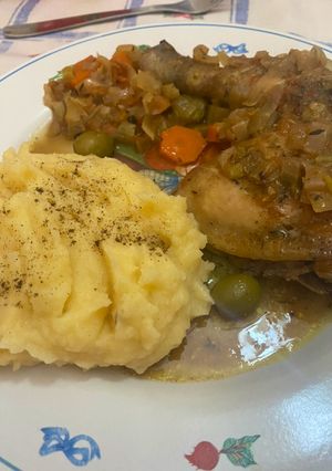 Una foto de Pollo al horno con verduritas y puré de patatas