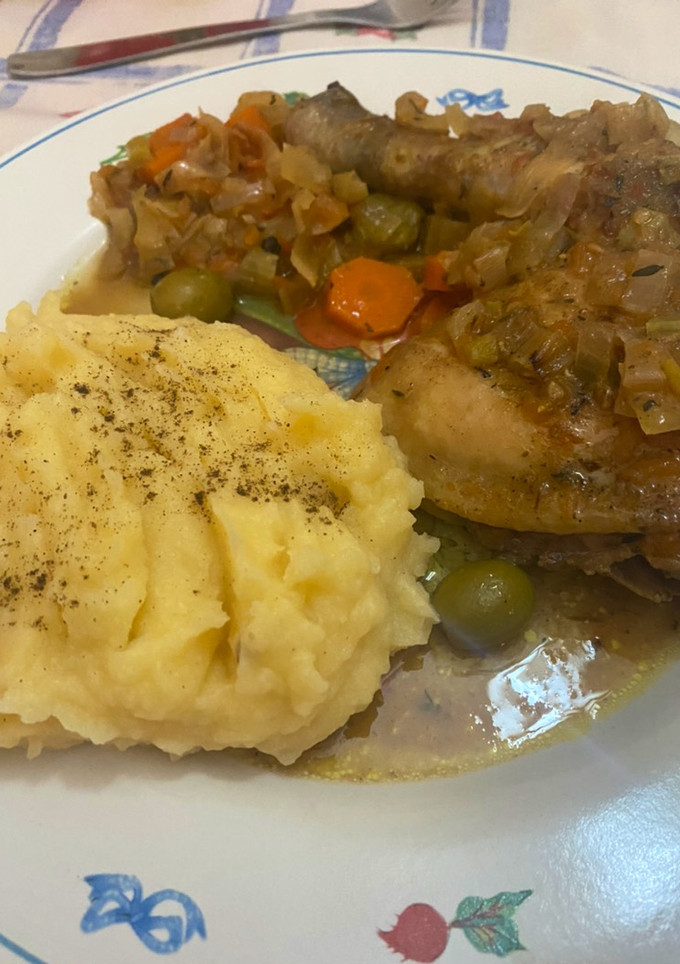 Una foto de Pollo al horno con verduritas y puré de patatas