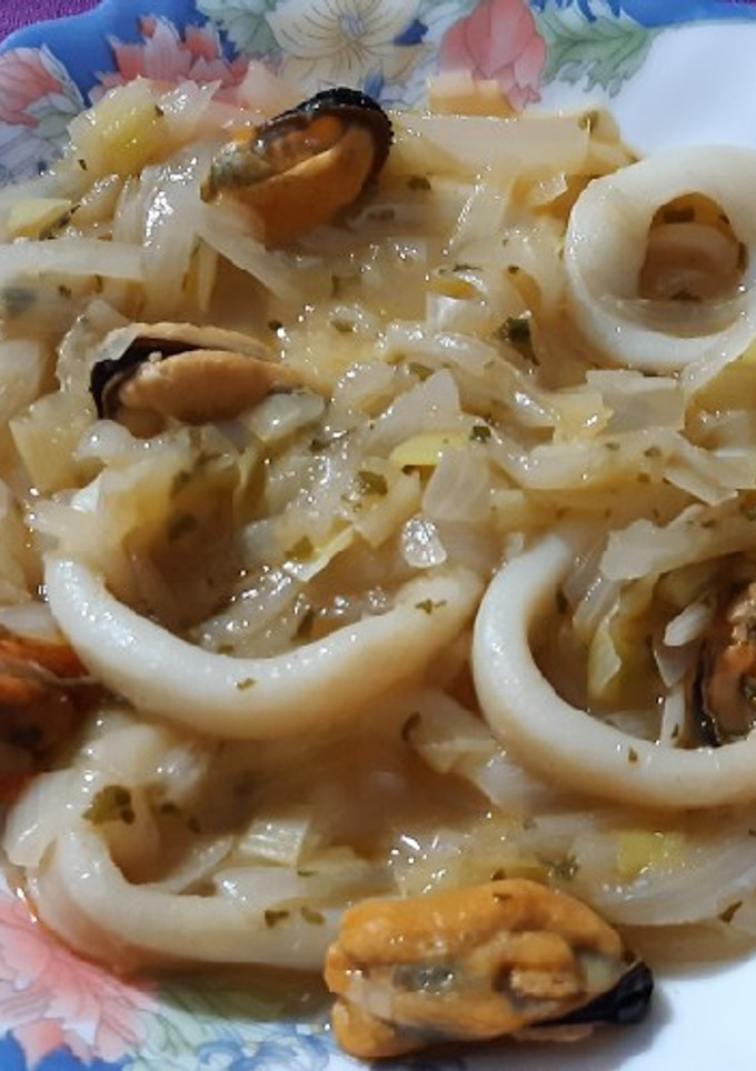 Una foto de Calamares y mejillones con salsa de vino blanco